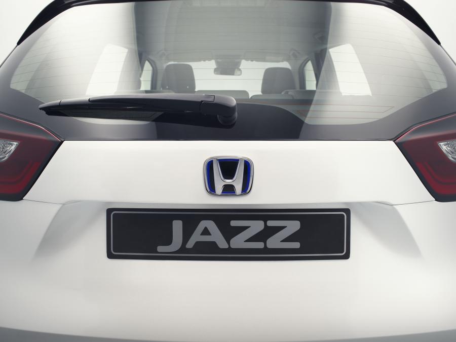 Логотип Honda Jazz e:HEV 2020 года  (EU) (фото 10 из 44)